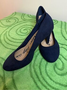 American Rag Cie faux suede navy pumps, great condition
